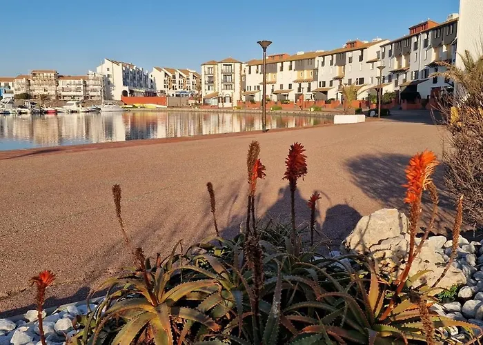 Au bord de l'eau mer, lac, et Canigou, Classé 3 étoiles ! Le Barcarès