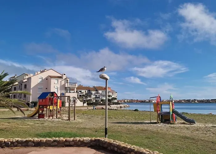 Au bord de l'eau mer, lac, et Canigou, Classé 3 étoiles ! Le Barcarès
